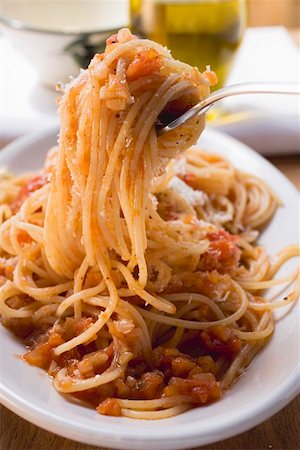 simsearch:659-01854859,k - Spaghetti with tomato sauce and Parmesan Foto de stock - Sin royalties Premium, Código: 659-01854676