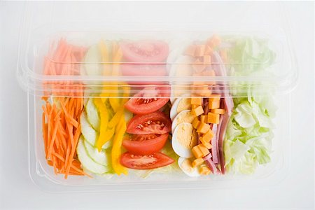 simsearch:659-01862916,k - Salade avec jambon et oeuf dans un bac en plastique Photographie de stock - Premium Libres de Droits, Code: 659-01854715