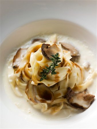 simsearch:659-01861293,k - Ribbon pasta with ceps and cream sauce Foto de stock - Royalty Free Premium, Número: 659-01854734