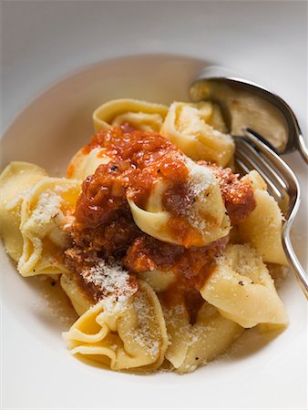 simsearch:659-01854859,k - Tortellini with mince sauce and Parmesan Foto de stock - Sin royalties Premium, Código: 659-01854738