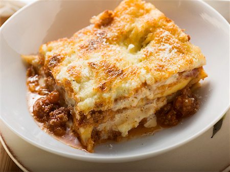 Ein Teil der Lasagne in einen tiefen Teller Stockbilder - Premium RF Lizenzfrei, Bildnummer: 659-01854758