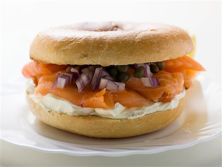 simsearch:659-01861595,k - Salmon, cream cheese, onions and capers in a bagel Foto de stock - Sin royalties Premium, Código: 659-01854753