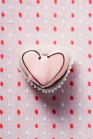 simsearch:659-01864334,k - Heart-shaped sweet with pink icing Stock Photo - Premium Royalty-Free, Code: 659-01854847