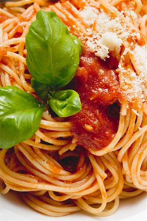 simsearch:659-07027177,k - Spaghetti with tomato sauce, basil and cheese Foto de stock - Sin royalties Premium, Código: 659-01854869