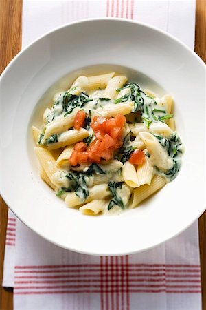 spinach pasta - Rigatoni with spinach and cream sauce and diced tomato Stock Photo - Premium Royalty-Free, Code: 659-01854875