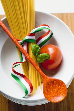 simsearch:659-01861340,k - Spaghetti, tomato and basil Foto de stock - Sin royalties Premium, Código: 659-01854876