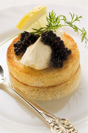 simsearch:659-03536342,k - Mousse sur la tranche de pain grillé au caviar de saumon fumé Photographie de stock - Premium Libres de Droits, Code: 659-01854877