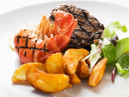 simsearch:659-01849219,k - Grilled beef steak and shrimp with country potatoes Foto de stock - Sin royalties Premium, Código: 659-01854889