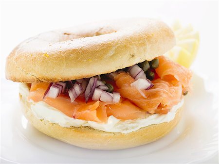 Bagel, saumon, fromage à la crème, oignon et câpres Photographie de stock - Premium Libres de Droits, Code: 659-01854895