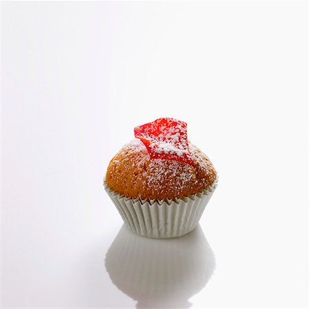 edible flower - Mini-muffin with rose petal and icing sugar Stock Photo - Premium Royalty-Free, Code: 659-01854902