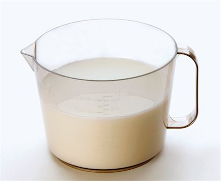 Fresh milk in a measuring jug Foto de stock - Sin royalties Premium, Código: 659-01854913