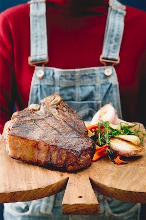 T-bone steak with garlic Stock Photo - Premium Royalty-Free, Code: 659-01854978