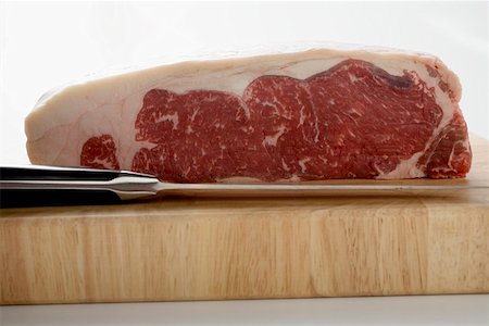 filete de lomo de vaca - A piece of beef sirloin on wooden board with knife Foto de stock - Sin royalties Premium, Código: 659-01854973