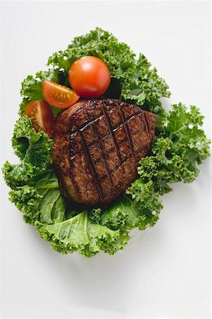 simsearch:659-01862799,k - Steak de filet grillé sur une feuille de laitue Photographie de stock - Premium Libres de Droits, Code: 659-01854982