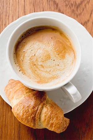 simsearch:659-01854950,k - A cup of cappuccino with a croissant Foto de stock - Sin royalties Premium, Código: 659-01854998