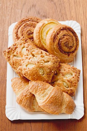 Assortiments de pâtisseries danoises sur une assiette en carton Photographie de stock - Premium Libres de Droits, Code: 659-01855008