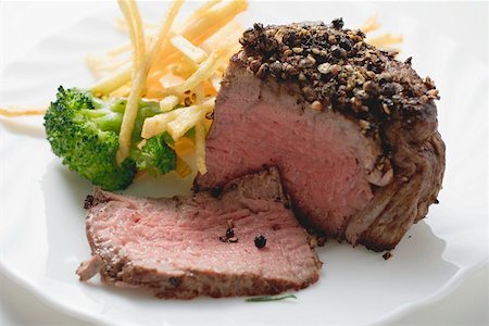 Beef fillet with pepper crust, chips and broccoli Foto de stock - Sin royalties Premium, Código: 659-01855020