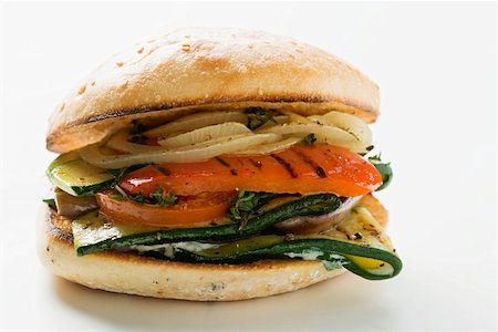 simsearch:659-01864099,k - Grilled vegetable burger Foto de stock - Sin royalties Premium, Código: 659-01855039