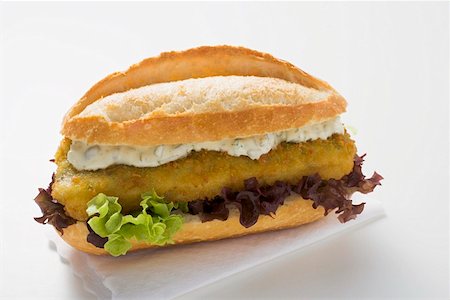 simsearch:659-01842914,k - Fish burger with lettuce and remoulade Fotografie stock - Premium Royalty-Free, Codice: 659-01855084