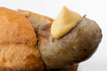 simsearch:659-02213187,k - Saucisse dans un petit pain avec de la moutarde Photographie de stock - Premium Libres de Droits, Code: 659-01855188