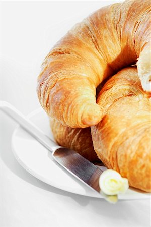 simsearch:659-01854950,k - Croissants on a plate with knife and butter Foto de stock - Sin royalties Premium, Código: 659-01855197