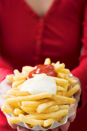 simsearch:659-01855302,k - Chips with ketchup and mayonnaise Foto de stock - Royalty Free Premium, Número: 659-01855300