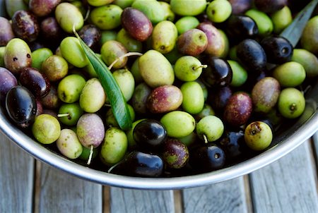 Green and black olives in a bowl Stock Photo - Premium Royalty-Free, Code: 659-01855368
