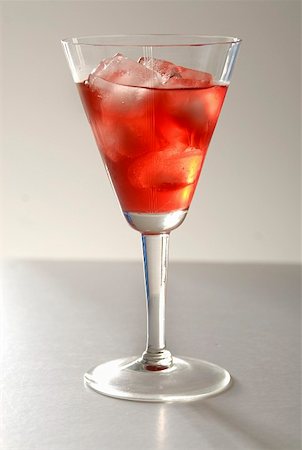 A glass of cranberry juice with ice cubes Foto de stock - Sin royalties Premium, Código: 659-01855380