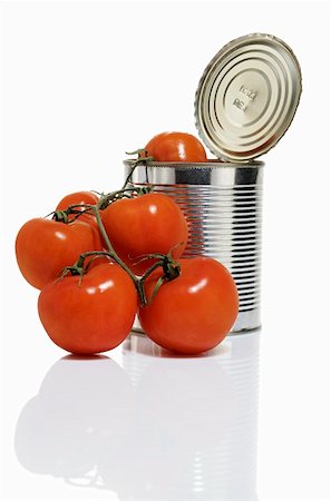 Opened tomato tin with fresh tomatoes Foto de stock - Royalty Free Premium, Número: 659-01855396