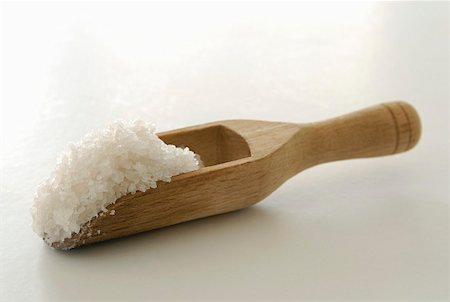 Coarse sea salt in a wooden scoop Foto de stock - Sin royalties Premium, Código: 659-01855479