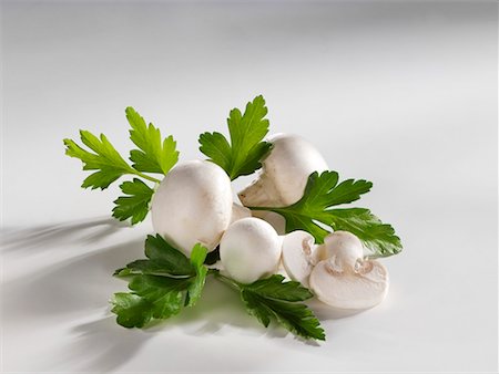 fine herb - Champignons de Paris frais avec du persil Photographie de stock - Premium Libres de Droits, Code: 659-01855485