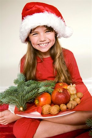 Girl holding plaque de noix et pommes Photographie de stock - Premium Libres de Droits, Code: 659-01855552