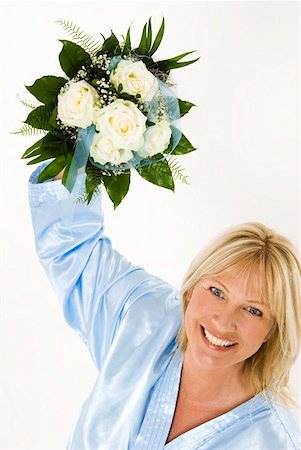 roses aerial view - Smiling woman holding bouquet of white roses Foto de stock - Sin royalties Premium, Código: 659-01855562