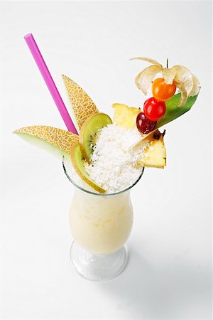 simsearch:659-03524416,k - Pina Colada garnished with fruit and grated coconut Foto de stock - Sin royalties Premium, Código: 659-01855680