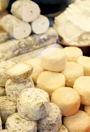 queso de cabra - An assortment of raw milk cheeses on sales counter Foto de stock - Sin royalties Premium, Código: 659-01855690