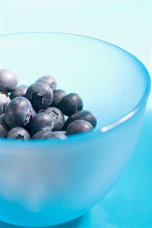 simsearch:659-01861042,k - Blueberries in small blue bowl Foto de stock - Sin royalties Premium, Código: 659-01855737