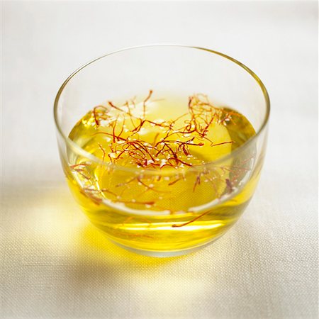 disolución - Saffron threads in a small bowl of water Foto de stock - Sin royalties Premium, Código: 659-01855789