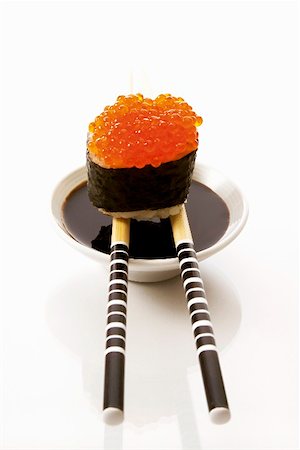 simsearch:659-01855869,k - Gunkan maki on chopsticks on small bowl of soy sauce Foto de stock - Sin royalties Premium, Código: 659-01855865