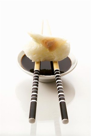 simsearch:659-01855865,k - Sushi nigiri poisson sauce de soja Photographie de stock - Premium Libres de Droits, Code: 659-01855873