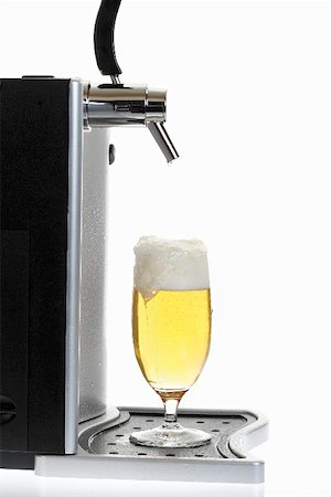 simsearch:659-01848940,k - A freshly poured glass of draught beer Foto de stock - Sin royalties Premium, Código: 659-01855959