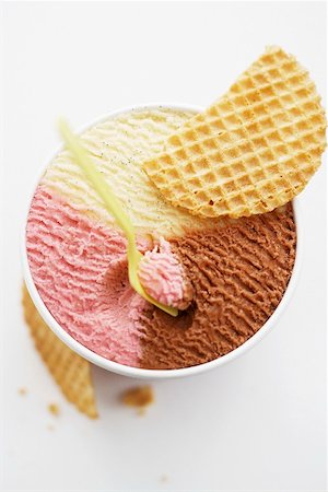 sundae - Neapolitan ice cream in tub Foto de stock - Sin royalties Premium, Código: 659-01855968