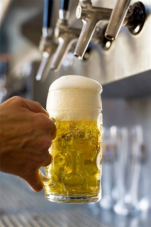 Pouring a litre of draught beer Stock Photo - Premium Royalty-Free, Code: 659-01856010