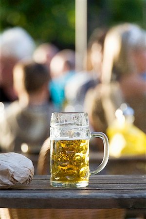 Un litre de standing (en partie ivre) de bière sur une table Photographie de stock - Premium Libres de Droits, Code: 659-01856012