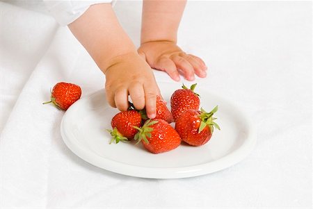 simsearch:659-01855822,k - Kindes Hände Griff nach frischen Erdbeeren Stockbilder - Premium RF Lizenzfrei, Bildnummer: 659-01856114