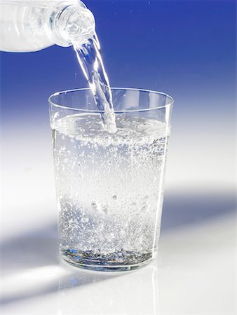 simsearch:659-01849106,k - Pouring mineral water Fotografie stock - Premium Royalty-Free, Codice: 659-01856129
