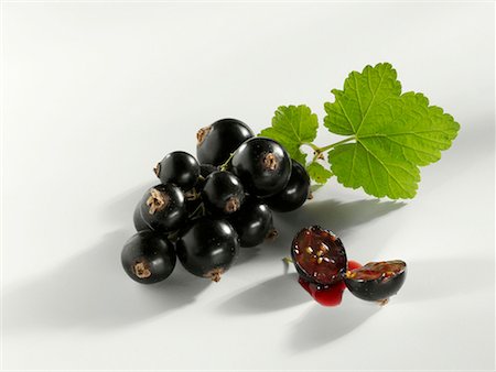 Blackcurrants with leaf, one halved Stock Photo - Premium Royalty-Free, Code: 659-01856120