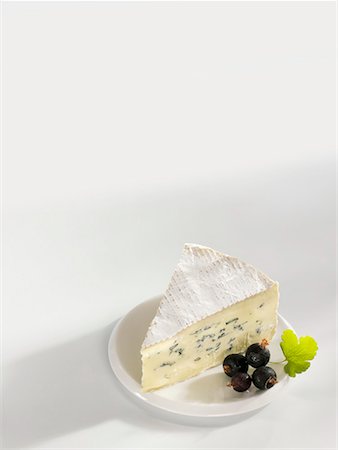 fromage bleu - A piece of blue cheese with blackcurrants Foto de stock - Sin royalties Premium, Código: 659-01856258