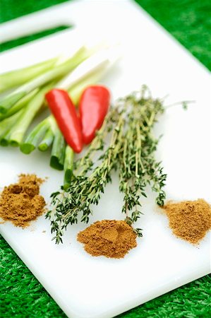 spring onion - Vegetables, herbs and spices on a board Foto de stock - Sin royalties Premium, Código: 659-01856333