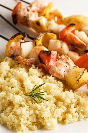 Brochettes de fruits de mer grillés avec du couscous Photographie de stock - Premium Libres de Droits, Code: 659-01856416