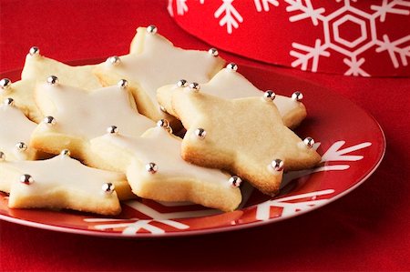 photos of christmas baking on plates - Star-shaped biscuits decorated with dragées Stock Photo - Premium Royalty-Free, Code: 659-01856417